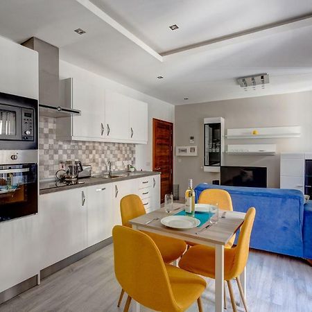 Modern Apartment Just Off The Promenade Слима Екстериор снимка