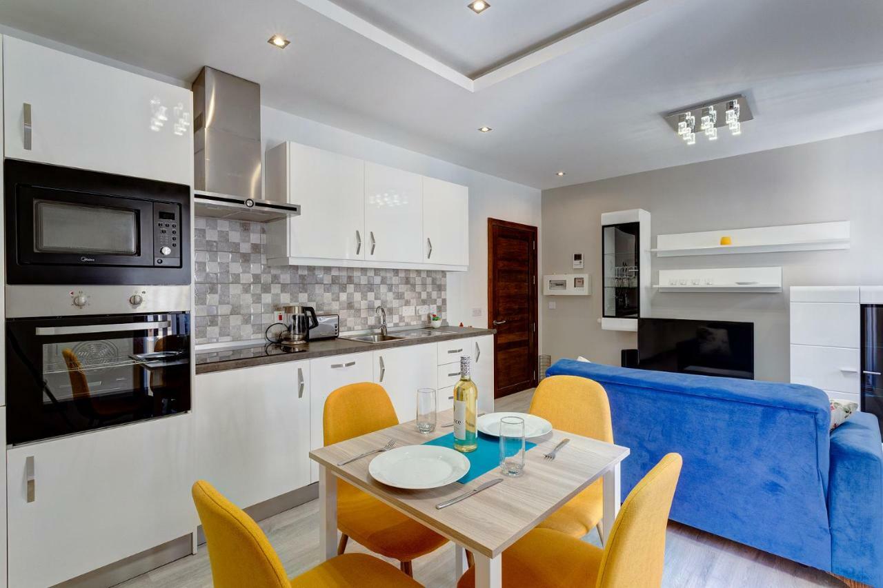 Modern Apartment Just Off The Promenade Слима Екстериор снимка