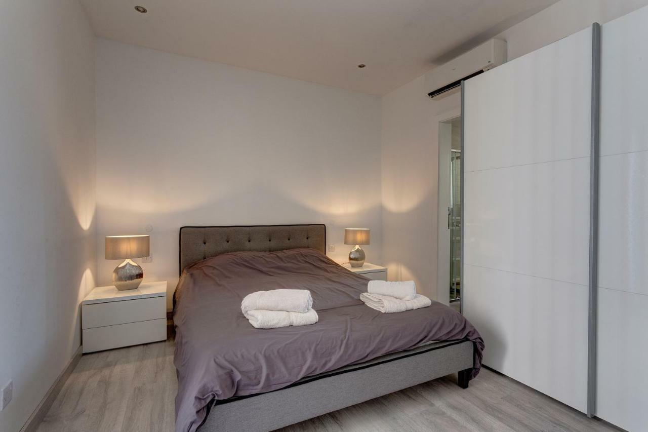 Modern Apartment Just Off The Promenade Слима Екстериор снимка